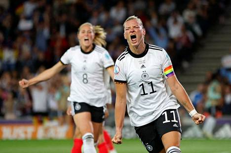 Saksan maajoukkueen Alexandra Popp (11) oli pitelemätön naisten EM-jalkapalloturnauksen semifinaalissa Ranskaa vastaan. Saksa eteni finaaliin Poppin maaleilla.