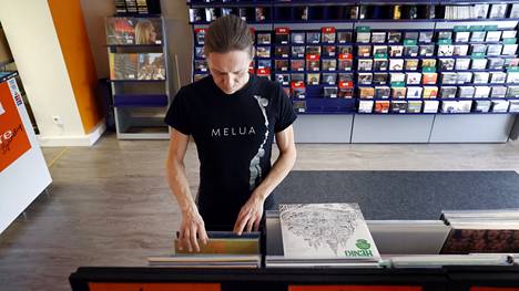 Paikallisuudella on merkitystä levyjen kivijalkamyymälässä. Porin Levykaupan yrittäjä Ville Kiviranta kertoo, että viime vuoden kymmenestä myydyimmästä levystä kolme oli porilaisia.