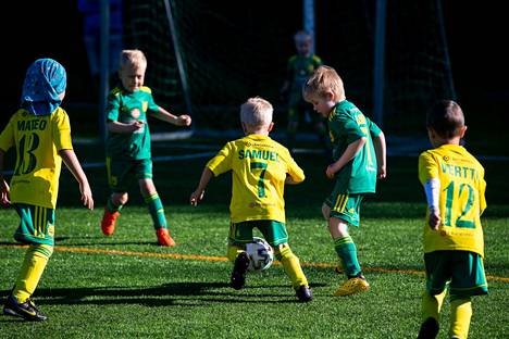 Ilveksen Futis-Liiga kerää yhteen tuhansia juniorijalkapalloilijoita Tampereella. Kuva Futis-Liigan vuoden 2020 Silja-turnauksesta Kaupista.