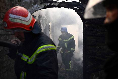 Pelastajat raivasivat tuhoutunutta omakotitaloa Kiovassa 23. maaliskuuta keskiviikkona. Pääkaupunki Kiovan esikaupunkialueita on pommitettu raskaasti siitä asti, kun Venäjän hyökkäys Ukrainaan alkoi 24. helmikuuta.