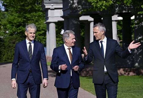 Norjan pääministeri Jonas Gahr Støre (vas.), tasavallan presidentti Sauli Niinistö ja Naton pääsihteeri Jens Stoltenberg tapasivat Naantalin Kultarannassa.