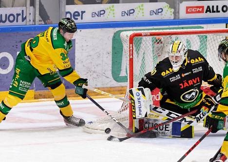 Kasvattajaseuraansa vastaan pelannut Aku Räty yritti ohittaa Leevi Meriläisen.