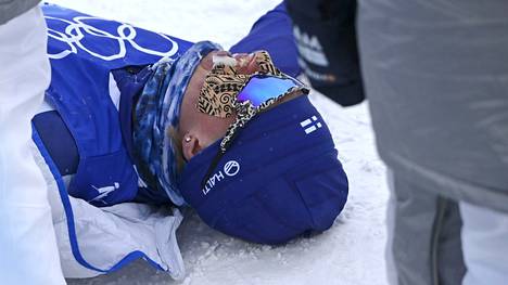 Remi Lindholm keräsi hetken voimia olympialaisten päätösmatkan jälkeen maalialueella.