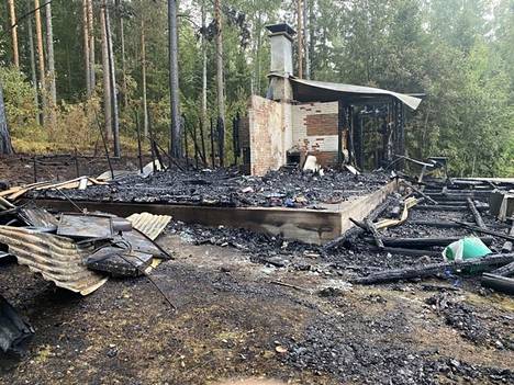 Kesämökki tuhoutui täysin torstai-iltana Pomarkun Sauvakoskentiellä sattuneessa tulipalossa.