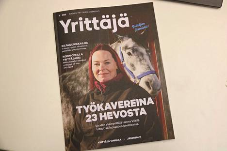 Yrittäjä-lehden kannessa poseeraa merikarvialainen Henna Viikilä.