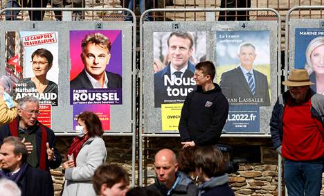 Ranskan lähestyvät presidentinvaalit näkyvät muun muassa ehdokasjulisteina. Kuva on Spezetin kaupungista Länsi-Ranskasta tiistaina 5. huhtikuuta.