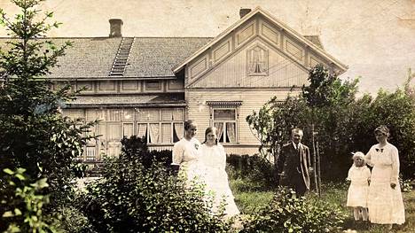 Kuvassa on Penttilänniemen kärjessä sijaitseva talo. Pihamaalla poseeraa todennäköisesti isäntäperhe lapsineen. Kuva lienee 1910-luvulta.