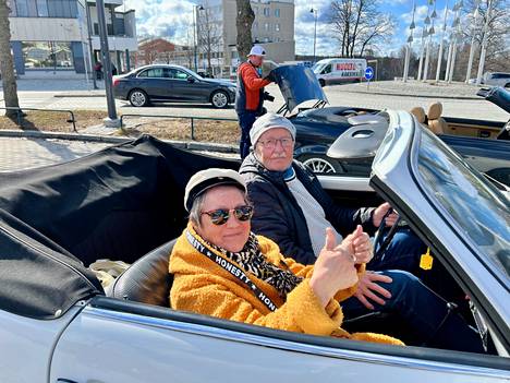 Arja Hallaniemi ja Pauli Turunen saapuivat torille upealla valkoisella avoautolla.