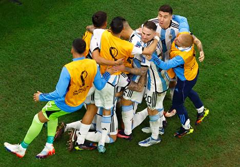 Argentiinan pelaajat kerääntyivät juhlimaan Lionel Messin kolmatta maalia jatko-ottelun aikana.