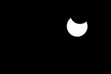 Osittainen auringonpimennys, kuvattu Helsingissä 10. kesäkuuta 2021.