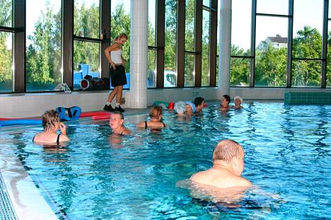 Ikääntyneiden vesijumpat järjestetään Nokian uimahallin terapia-altaassa.