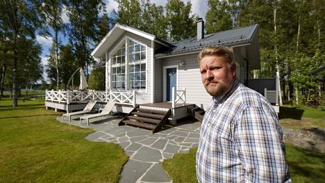 Hannu Soukko saaressa sijaitsevan Airbnb-vuokramökkinsä pihalla Ikaalisissa 13. kesäkuuta.