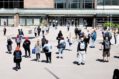 Yliopistoalojen lisäksi myös ammattikorkeakoulujen pääsykokeisiin on tarjolla valmentavia kursseja. Kurssien hinta nousee yleensä noin 600-700 euroon. Aamulehti vieraili Tampereen ammattikorkeakoulun pääsykokeissa toukokuussa 2021.