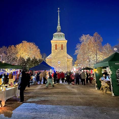 Mää oon Mänttästä -työryhmän organisoima Koko kylän joulunavaus keräsi viime vuonna mukavasti väkeä. 