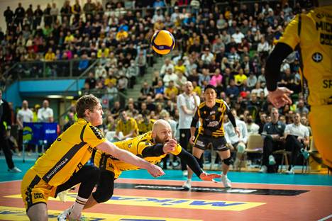 Savo Volleyn Antti Siltala yritti taistella palloa peliin.