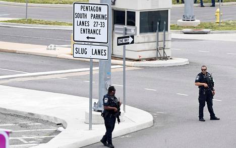 Ampumisen jälkeen poliiseja nähtiin Pentagonin edustalla. 