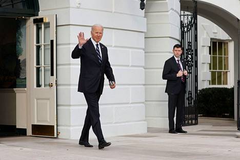 Presidentti Joe Biden Valkoisen talon edustalla perjantaina.