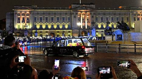 Kuningatar Elisabetin arkku saapui Lontoon Buckinghamin palatsille keskiviikkoiltana 13. syyskuuta. Arkun saapumista oli kerääntynyt seuraamaan joukko ihmisiä. 