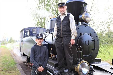 Museojunaliikenne yhdistää eri sukupolvet. 13-vuotias Ossi Heinonen on mukana harjoittelijana. Veturinkuljettaja PTJ Koskisella on takana yhteistä taivalta Sohvin kanssa jo yli 50 vuotta.
