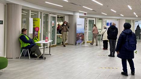 Vaalitoimitsija Mari Törmänen kertoi, että Tampereella Metso-kirjastossa kävi väkeä äänestämässä heti aamuyhdeksästä lähtien, kun kirjasto avattiin.