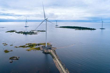 Ikean operoimia tuulivoimaloita Kemissä. Suomessa tuulivoimalat ovat keskittyneet länsirannikolle, varsinkin Perämerelle.