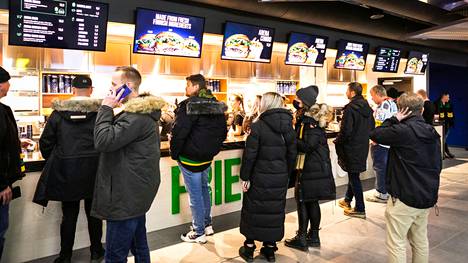 Noho Partnersin tulosta on tänä vuonna siivittänyt muun muassa hyvin sujunut ravintolatoiminta Tampereen Nokia-areenalla. Ihmiset jonottivat areenalla joulukuussa 2021.