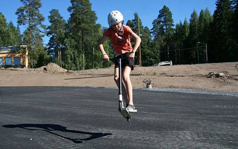 Aapo Vehmasaho esitteli tasapainotaitojaan tulevan Haapapuiston asfaltoidulla alueella torstaina iltapäivällä.