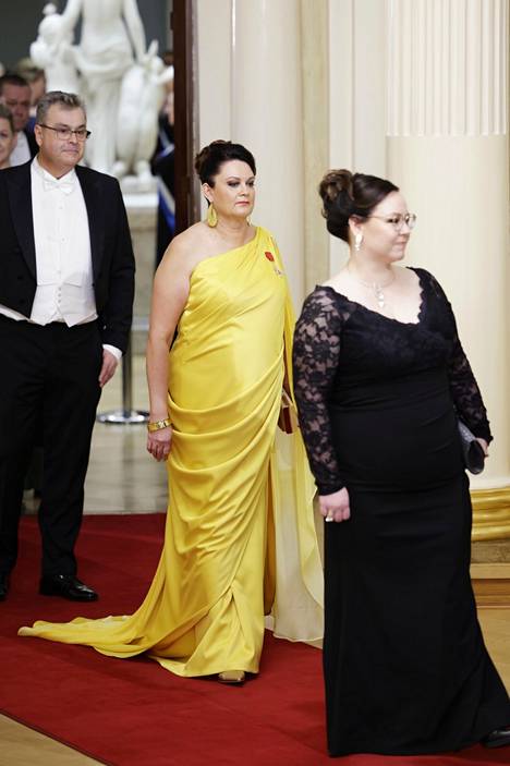 Kuopion yliopistollisen sairaalan osastonhoitajan Ella Maurasen keltainen juhlapuku kiinnitti Sofia Suna-Lääperin huomion. Hän sanoo, että Ella Maurasen puvusta huomaa, että se on suunniteltu juuri hänelle. 