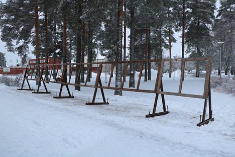 Vaalimainostelineet julistivat tyhjyyttään Kankaanpäässä, kun ennakkoäänestyksen alkuun oli yhdeksän päivää aikaa.