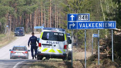 Poliisi katkaisi liikenteen onnettomuuspaikan lähellä Heinäsentiellä. Kuvassa olevat poliisipartiot valvoivat liikennettä Kolhontiellä, josta Heinäsentie erkaantuu.
