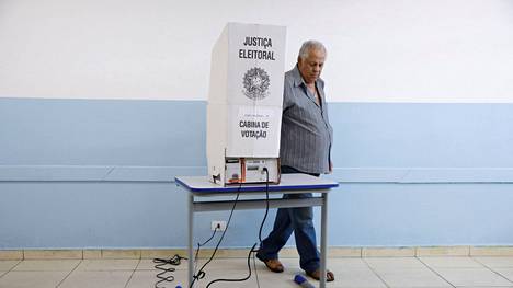 Brasiliassa äänestetään presidentinvaalien toisella kierroksella. Paikallinen mies kävi äänestämässä São Paulon suurkaupungin alueella sijaitsevassa äänestyspisteessä sunnuntaina 30. lokakuuta. 