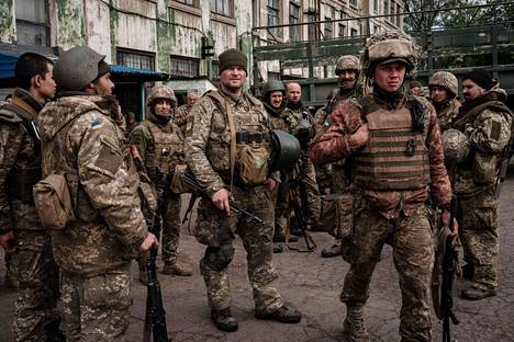 Joukko Ukrainan armeijan sotilaita oli juuri saapunut lepovuoroon viime lauantaina lähellä Kramatorskia. Sotilaat ovat taistelleet kaksi kuukautta etulinjassa.