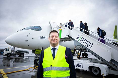 Air Balticin Pohjoismaiden myyntijohtaja Jan Nyholm ensimmäisen Nizzaan lähteneen suoran lennon vierellä Tampere-Pirkkalan kentällä tiistai-iltana 2.5. Lennolle nousi noin 80 matkustajaa. 