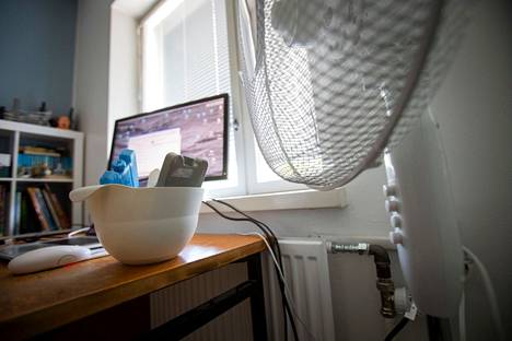 Tuulettimesta voi olla apua oloon, mutta sähkölaitteita kuten tietokoneen näyttöä kannattaa muuten pitää päällä mahdollisimman vähän. Moni niistä lämmittää asuntoa.