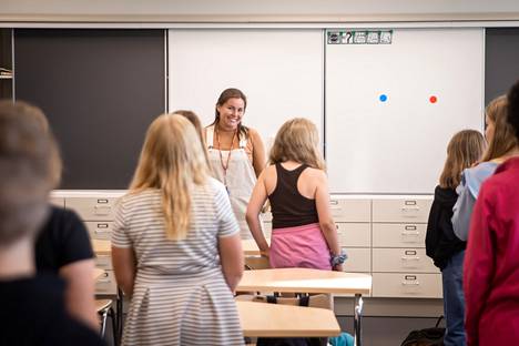 Erityisopettaja Camilla Uusi-Pietilä sijaistaa yhtä koulun 5.-luokista lukukauden ensimmäiset viikot.