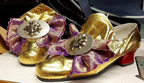 Kuninkaan kullatuilla kengillä on tärkeä rooli viikonlopun antiikkimessuilla. Mistään koriste-esineistä ei ole kyse, sillä kengät on valmistettu Markku Ellalalle mittojen mukaan.