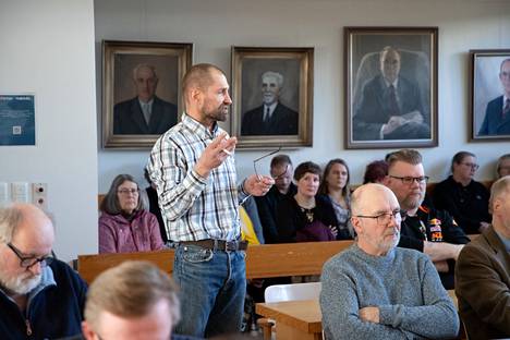 Marko Nieminen (ps.) kertoi puntaroineensa mielipidettään monelta kantilta ja päätyneensä hankesuunnitelman hyväksymisen kannalle. Taustalla valtuuston istuntoa seuraavia opettajia.