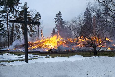 Rautjärven kirkko tuhoutui tulipalossa joulupäivänä. 