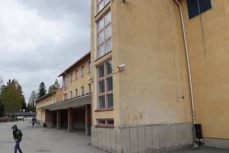 Sääksjärven koulukeskuksen vanhan osan purkamista on suunniteltu jo pidemmän aikaan. Vanhassa osassa on vakavia sisäilmaongelmia. Rakennus kuvattiin toukokuussa 2019. 