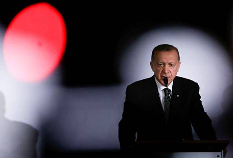 Turkin presidentti Recep Tayyip Erdoğan vaati viikko sitten Suomea ja Ruotsia luovuttamaan 130 Turkin terroristeina pitämää ihmistä, ennen kuin maa hyväksyy Ruotsin ja Suomen Nato-jäsenyydet. Erdoğan kuvattiin tiedotustilaisuudessa Tšekin Prahassa viime lokakuussa.