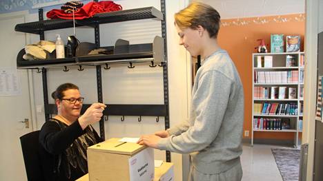 Juupajoen yläkoulun 9. luokan oppilas Olavi Muurimäki äänesti nuorisovaaleissa 14. maaliskuuta. Kansanedustajaehdokkaista Muurimäki löysi helposti mieluisan valinnan.