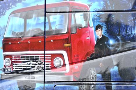 Tämä kuva on auton ja yrityksen perustajan Altti Eklundin osalta tarkka kopio valokuvasta. Muu kuvassa on taiteilijan omaa näkemystä, sillä todellisessa kuvassa Eklund ja hänen Volvonsa ovat likaisen lumikasan vieressä.