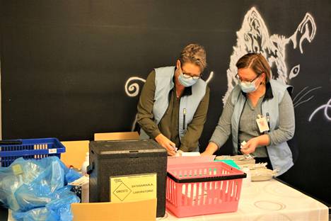 Kirsi Kangas ja Christa Ruissalo valmistelivat Rysällä lokakuussa järjestettyä rokotustilaisuutta.