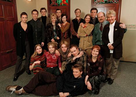 Tästä alkoi Salatut elämät. Näyttelijät poseerasivat ensimmäisessä ryhmäkuvassa tammikuussa 1999.