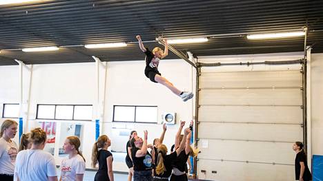 Kuva liikuntaseura Porin cheerleading-harjoituksista elokuussa 2022.