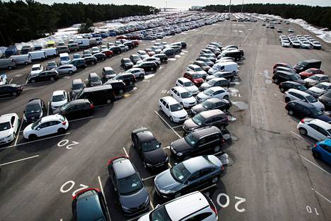 Autot odottelivat satamassa varustelua ja luovutusta asiakkaille. Kuva on otettu Hangon ulkosatamasta vuonna 2012.