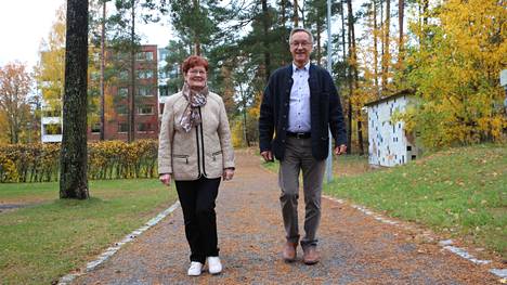 Senioreiden puheenjohtaja Tuula Kalliokoski ja Rohkeasti seniori -hankkeen yhdyshenkilö  Jussi Humala kannustavat ikääntyviä osallistumaan. Tiedossa on niin kulttuurimatkoja, yritysvierailuja kuin kävelyretkiä.