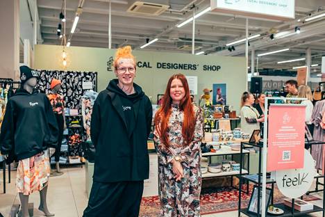 Sokoksen kasvaneessa DesignOnTampere Shopissa asiakkaita tapasivat Pispala Clothingin suunnittelija Lauri Järvinen ja DesignOnTampere ry:n puheenjohtaja ja MUKA VA -brändin perustaja Anna Mattelmäki.