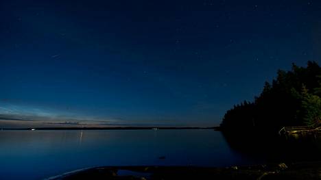 Perseidien tähdenlentojen näkemiselle on otollinen aika tulevana viikonloppuna. Kuva Kaupinojan saunan rannasta vuodelta 2011, jolloin perseidien meteorit kävivät tavanomaista lähempänä maapalloa. 