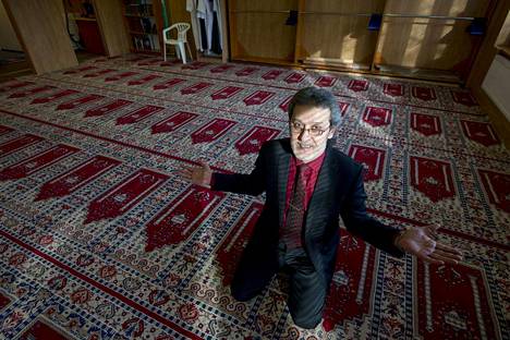 Tampereen islamin yhdyskunnan pitkäaikainen puheenjohtaja Mustafa Kara iloitsee upouudesta rukoustilan matosta. Matto kudottiin käsin Turkissa, ja se maksoi 5 000 euroa. Rahat kerättiin lahjoituksina jäseniltä.